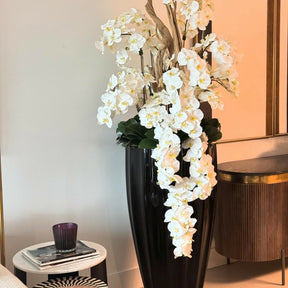 San Jose Vase in glänzendem Schwarz mit hängenden gelben Orchideen