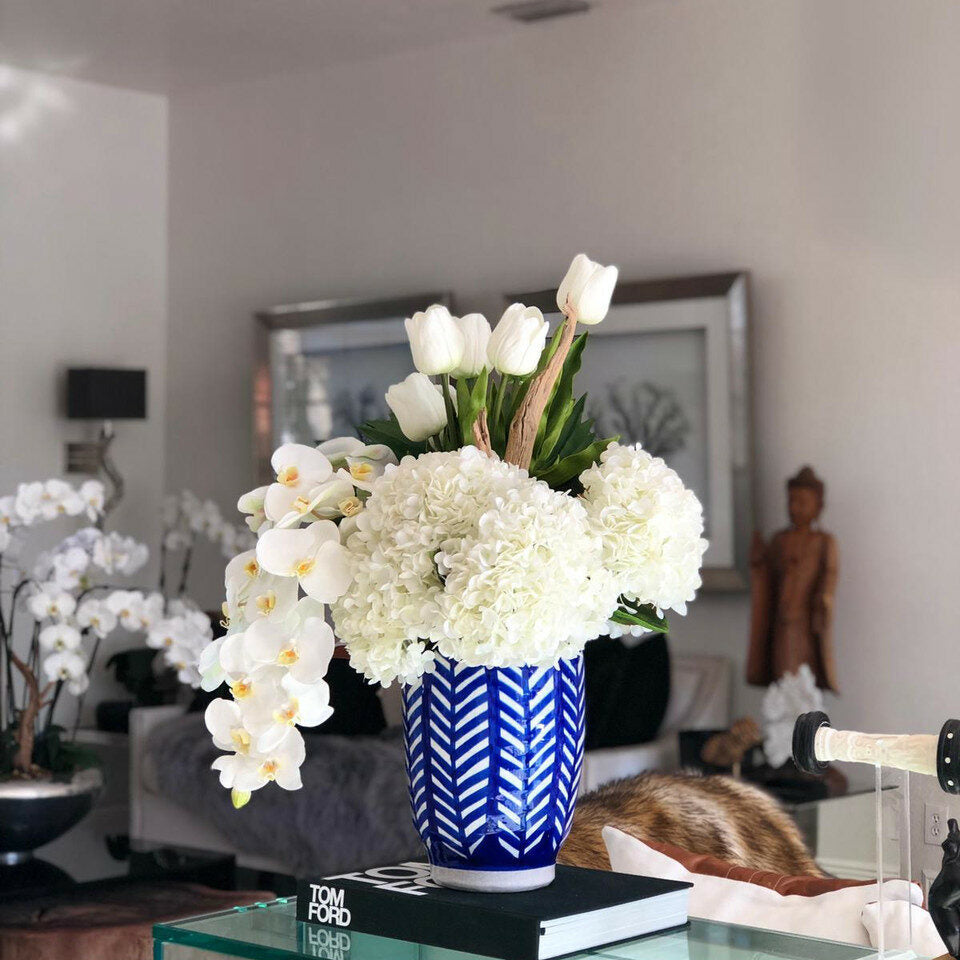 Gestreifte Inka-Vase mit gemischtem Blumenstrauß