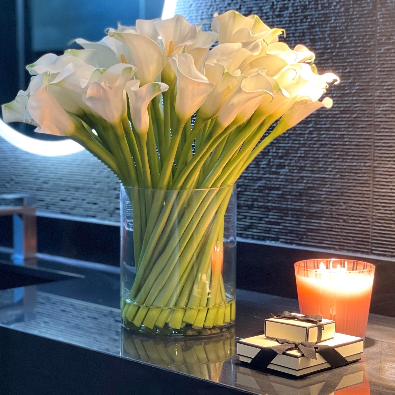 Calla-Lilien im Glaszylinder