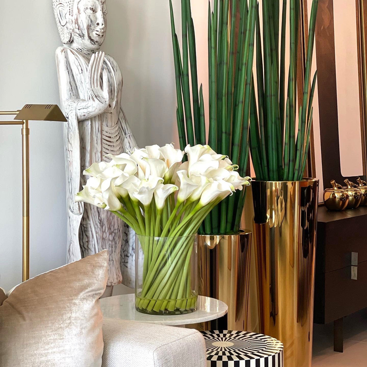 Calla-Lilien im Glaszylinder