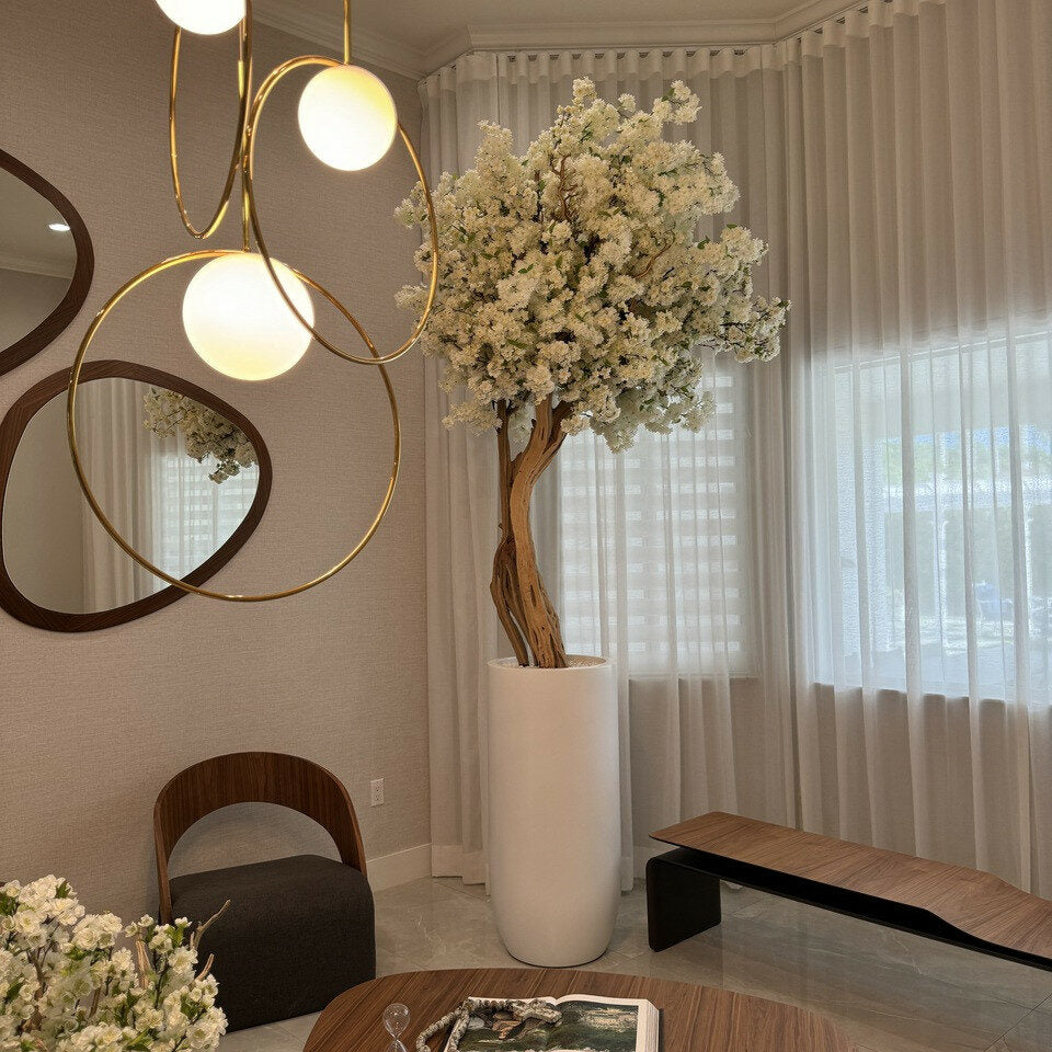 Mattbeige St. Tropez Vase mit weißem Kirschblütenbaum