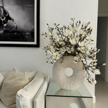 Große Eternity Vase mit Magnolien und Treibholz