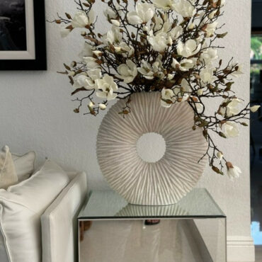 Große Eternity Vase mit Magnolien und Treibholz