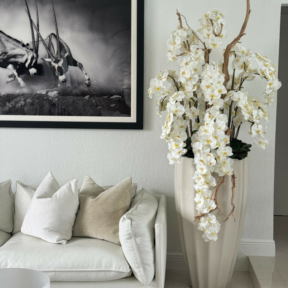 San Jose Vase in sandigem Beige mit weißen Orchideen im Wasserfall-Design