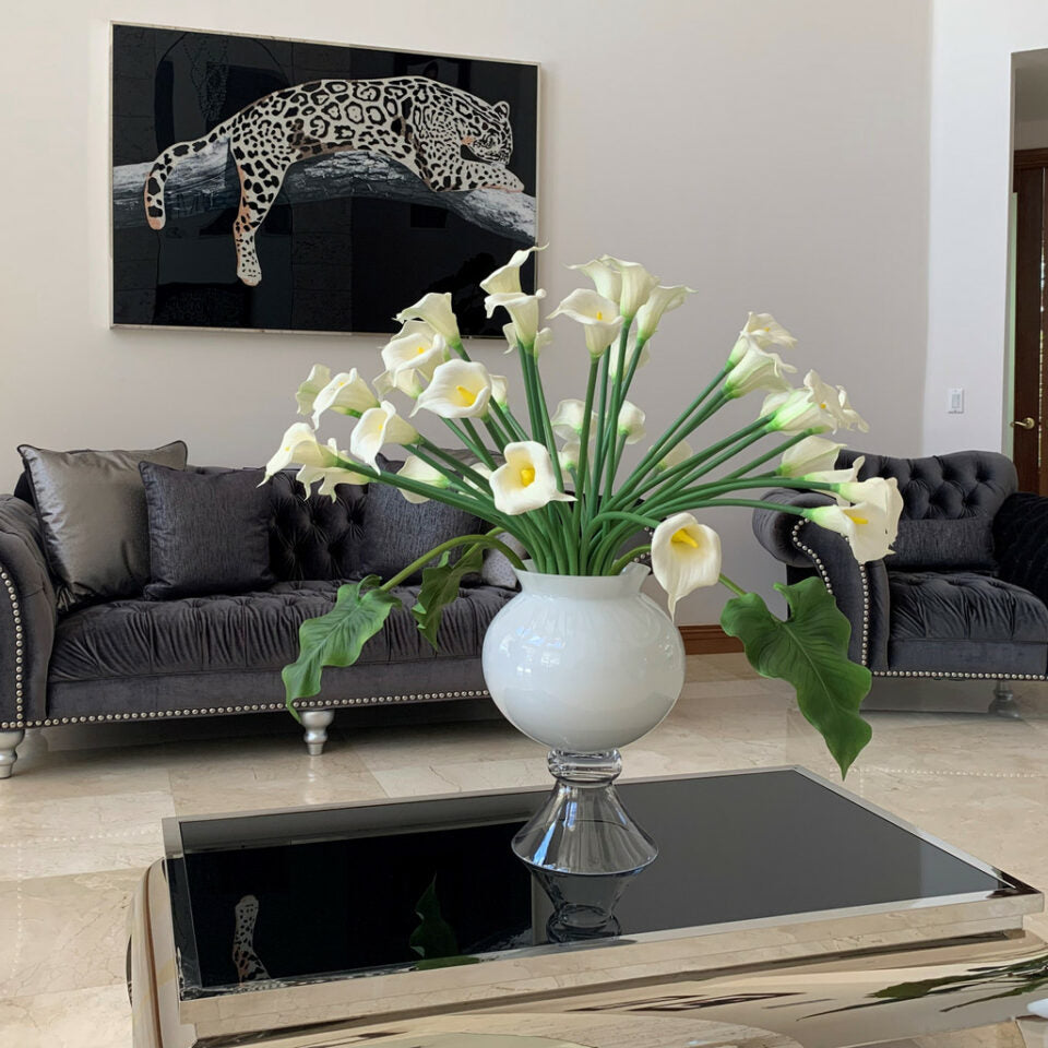 Elegante Vase mit mehreren weißen Calla-Lilien