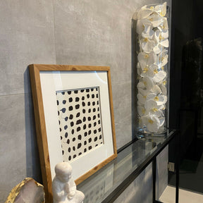 Glaszylinder mit weißen Phalaenopsis-Orchideen