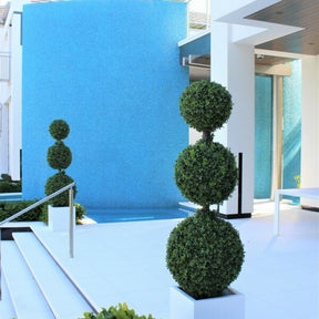 Dreifaches Kugel-Topiary mit mittlerem Block-Fiberglas-Topf