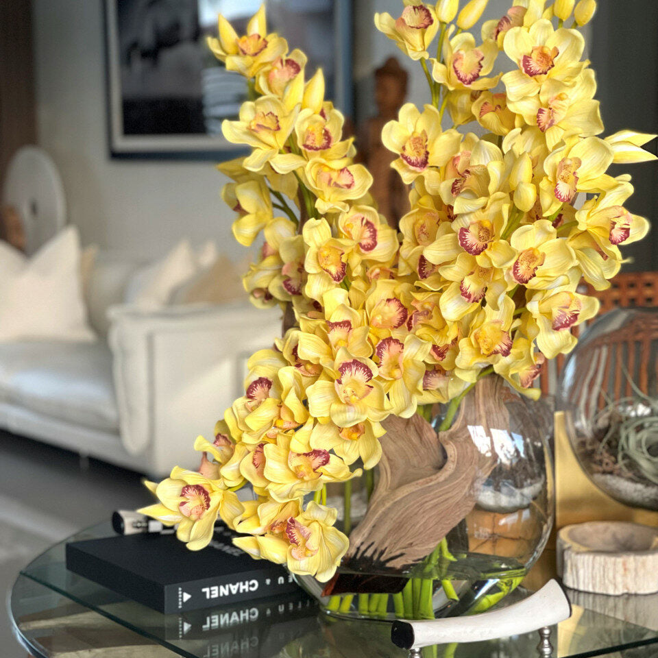 Gelbe Cymbidium-Orchideen in Moon Vase