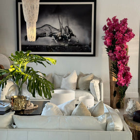 Große Teakholzvase mit naturbelassenen Kanten und pinkfarbenen Vanda-Orchideen